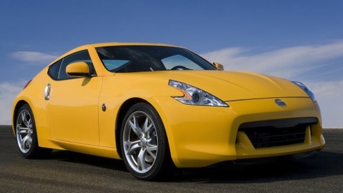 Nissan stelt de 370Z voor als opvolger van de aansprekende 350Z. Vanzelfsprekend zijn motor- en rijprestraties naar een hoger peil getild, maar in afmetingen blijkt de nieuweling niet gegroeid, intege