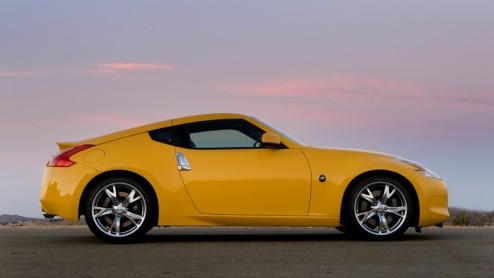 Nissan stelt de 370Z voor als opvolger van de aansprekende 350Z. Vanzelfsprekend zijn motor- en rijprestraties naar een hoger peil getild, maar in afmetingen blijkt de nieuweling niet gegroeid, intege