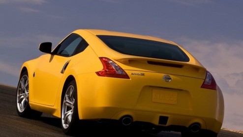 Nissan stelt de 370Z voor als opvolger van de aansprekende 350Z. Vanzelfsprekend zijn motor- en rijprestraties naar een hoger peil getild, maar in afmetingen blijkt de nieuweling niet gegroeid, intege