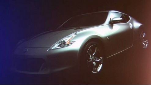 Geheimzinnigheid alom. Dit is de nieuwe Nissan 370Z. Hij volgt de 350Z op en heeft dankzij een 3,7 liter V6  vandaar de naamgeving  meer power onde kap. Niet dat dat heel nodig is, maar met 330 pk e