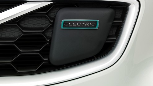 Volvo vindt dat het opladen van een elektrische auto een stuk sneller moet en test daarom een nieuwe snellader waarmee de oplaadtijd wordt verkort tot 1.5 uur.