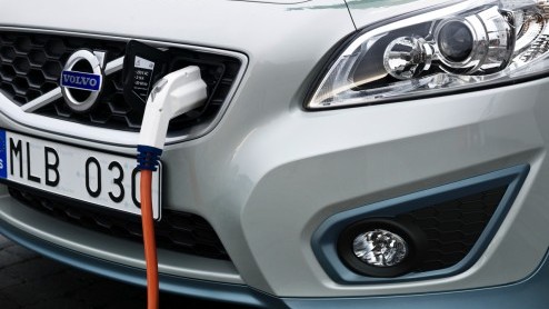 Volvo vindt dat het opladen van een elektrische auto een stuk sneller moet en test daarom een nieuwe snellader waarmee de oplaadtijd wordt verkort tot 1.5 uur.