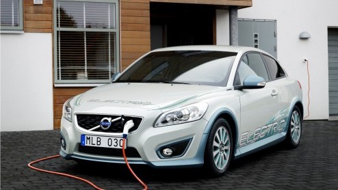 Volvo start een samenwerking met Siemens voor de ontwikkeling van techniek voor elektrische auto's. Dat hebben beide partijen vandaag officieel bekend gemaakt.