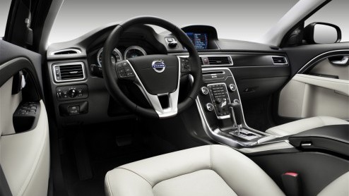 Volvo maakt nu zelf officieel bekend de V70, XC70 en S80 op te waarderen met nieuwe Volvo Sensus-infotainment en de laatste veiligheidstechnologien. De verfijnde aandrijflijnen zorgen bovendien voor 