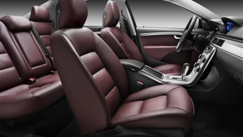 Volvo maakt nu zelf officieel bekend de V70, XC70 en S80 op te waarderen met nieuwe Volvo Sensus-infotainment en de laatste veiligheidstechnologien. De verfijnde aandrijflijnen zorgen bovendien voor 