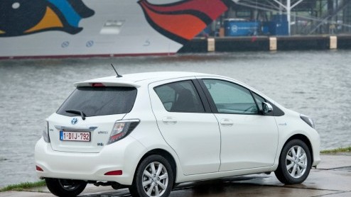 Toyota heeft het alternatief voor de compacte spaardiesel in aantocht. Is het er een op LPG of aardgas? Nee, de Japanners wedden - bijna traditiegetrouw - op een hybride met benzinemotor. De Yaris hyb