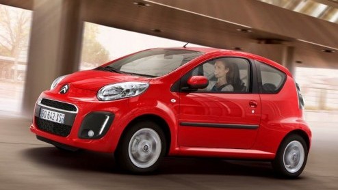 De vernieuwde Citroen C1 is er tijdelijk ook als First Edition. Die kost 9985 euro en is extra compleet uitgevoerd. Ook is er een voordelig Pack Comfort met airco en stuurbekrachtiging.