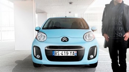 De vernieuwde Citroen C1 heeft  in navolging van broertje Aygo en 107  ook een prijskaartje gekregen. Het stadsrakkertje staat vanaf maart in de showroom vanaf 7990 euro en wordt leverbaar in drie u