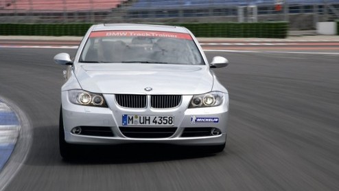 Een goede coureur uithangen zonder dat je zelf iets hoeft te doen? De BMW 330i Track Trainer bewijst dat het kan. De auto rijdt zelfstandig op hoge snelheid over een racecircuit. Het merk geeft in ons