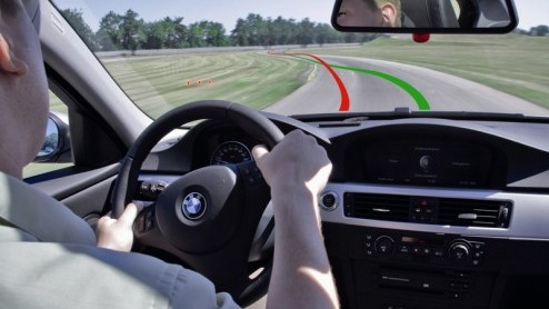 Een goede coureur uithangen zonder dat je zelf iets hoeft te doen? De BMW 330i Track Trainer bewijst dat het kan. De auto rijdt zelfstandig op hoge snelheid over een racecircuit. Het merk geeft in ons