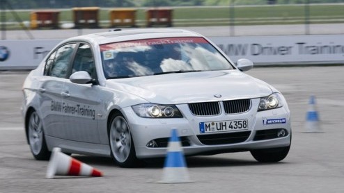 Een goede coureur uithangen zonder dat je zelf iets hoeft te doen? De BMW 330i Track Trainer bewijst dat het kan. De auto rijdt zelfstandig op hoge snelheid over een racecircuit. Het merk geeft in ons