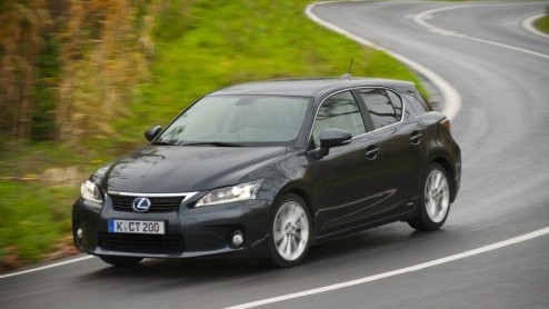 Lexus betreedt de wereld van de compacte middenklasser in het premiumsegment. Met de CT200h hebben de Japanners een antwoord op soortgenoten als de Audi A1, BMW 1 Serie en Volvo. Zij doen dat op hun e