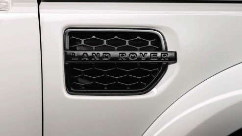 Land Rover blijft creatief bezig met het ontwikkelen van speciale uitvoeringen. De Discovery 4 Black&White is het laatste voorbeeld en staat ook gereed op grijs kenteken. Consumentenprijzen beginnen b