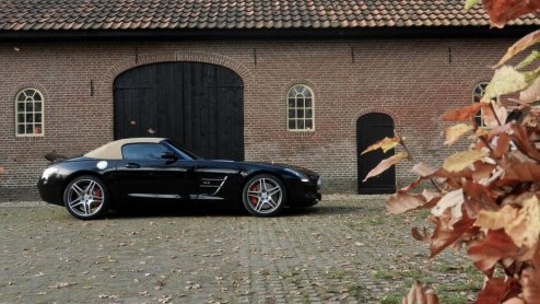 Hoe wordt het rijden in een Mercedes-Benz SLS AMG nog leuker? Precies, door er een Roadster van te maken! Tenzij je niet warm wordt van 571 pk langs je haren en liever iets anders hoort dan het gebuld