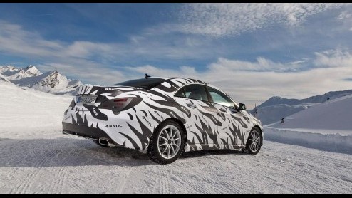 Op de North American International Auto Show in Detroit onthult Mercedes de CLA. De vierdeurs coup op basis van de A-klasse komt er ook als potente CLA 45 AMG, die hoogstwaarschijnlijk samen met de A