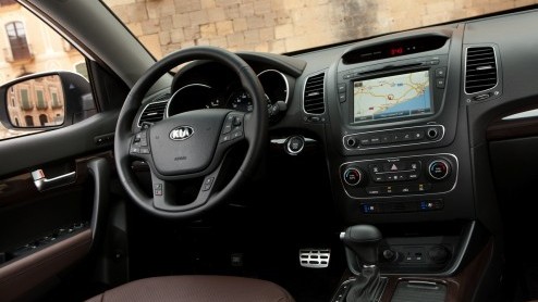 Begin oktober vorig jaar mochten we al snuffelen aan de gloednieuwe Kia Sorento. Nu staat-ie dan eindelijk bij de dealer. De nieuweling staat op een volledig nieuw platform, is gezegend met zuinigere 