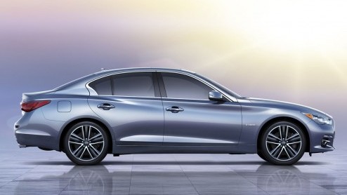 Afgelopen weekend toonden we reeds de eerste foto van de Infiniti Q50. Zojuist is de opvolger van de G37 officieel onthuld op de beursvloer in Detroit. Deze zomer staat de sportieve sedan nog bij de d