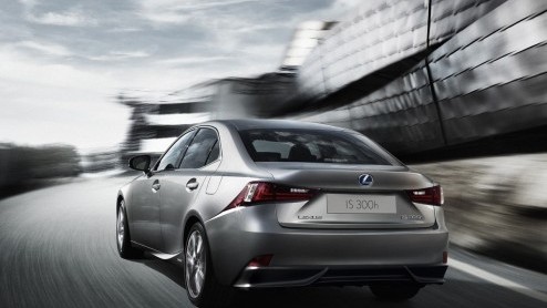 Lexus gaat de nieuwe IS-serie in ons land in eerste instantie als IS 300h aanbieden. De auto is zojuist in Detroit onthuld. Beelden van de F Sport Line waren al bekend, het silhouet van de gewone IS
