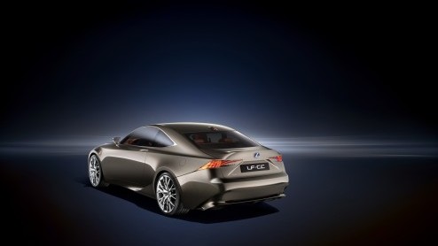 Lexus presenteert een hybride aandrijflijn met 2.5 liter benzinemotor in Parijs. Het nieuwe staaltje zuinigheid met een CO2-uitstoot onder de 100 gram is verpakt in een middenklasse coup die luistert