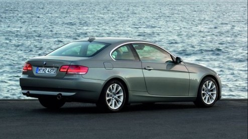 Vorige week waren de fotos al te zien op Autovandaag, maar BMW heeft zojuist officieel de nieuwe 3 serie Coup gepresenteerd via een 32 pagina tellend persbericht. Er is nu wat meer bekend over de ni