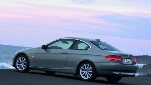 Vorige week waren de fotos al te zien op Autovandaag, maar BMW heeft zojuist officieel de nieuwe 3 serie Coup gepresenteerd via een 32 pagina tellend persbericht. Er is nu wat meer bekend over de ni