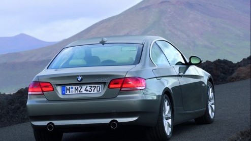 Vorige week waren de fotos al te zien op Autovandaag, maar BMW heeft zojuist officieel de nieuwe 3 serie Coup gepresenteerd via een 32 pagina tellend persbericht. Er is nu wat meer bekend over de ni