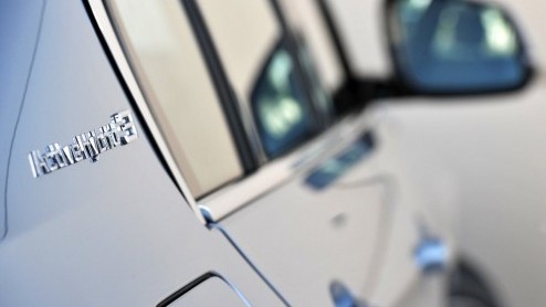 Ook BMW heeft zich op het pad der hybride autos begeven, maar echt van harte gaat dat niet. Aan de ActiveHybrid-vloot van 5, 7 en X6 is nu ook de 3-serie toegevoegd, maar al wordt die hier wel verk