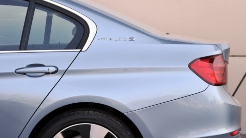 Ook BMW heeft zich op het pad der hybride autos begeven, maar echt van harte gaat dat niet. Aan de ActiveHybrid-vloot van 5, 7 en X6 is nu ook de 3-serie toegevoegd, maar al wordt die hier wel verk