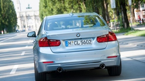 Ook BMW heeft zich op het pad der hybride autos begeven, maar echt van harte gaat dat niet. Aan de ActiveHybrid-vloot van 5, 7 en X6 is nu ook de 3-serie toegevoegd, maar al wordt die hier wel verk