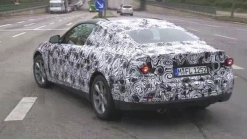 Als je met een opvallend gecamoufleerde BMW de weg op gaat, vraag je om aandacht. Dit keer rijdt de nieuwe 3 Serie Coup langs de lens, die mogelijk als 4-Serie tot uiting komt.