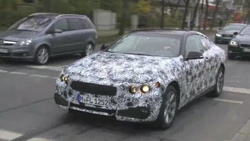 Als je met een opvallend gecamoufleerde BMW de weg op gaat, vraag je om aandacht. Dit keer rijdt de nieuwe 3 Serie Coup langs de lens, die mogelijk als 4-Serie tot uiting komt.