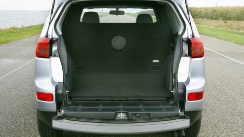 Na de komst van de Peugeot 4007 in personenwagen uitvoering is het nu de tijd voor de bedrijfsauto variant Commercial. Stoer Frans rijden met oog voor de zaak en off-road terrein.