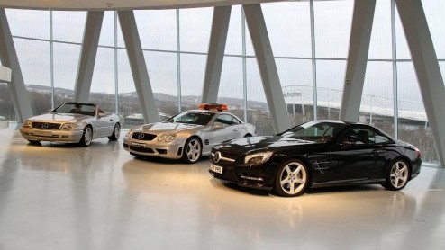 Het Mercedes-Benz Museum in Stuttgart heeft een speciale tentoonstelling geopend waarbij de SL centraal staat. Alle generaties uit de zestigjarige geschiedenis van het model zijn vertegenwoordigd, dus