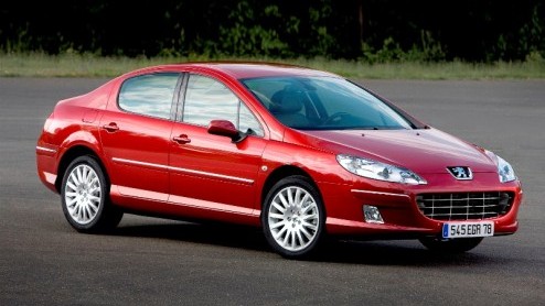 Goed kijken! Peugeot heeft de 407 bijgepunt. De designers werden opnieuw aan het werk gezet en ook de technici toonden opnieuw hun kunnen. In de loop van de zomer staat de vernieuwde Fransman in de sh