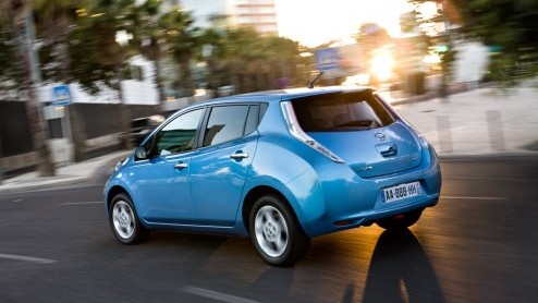 De Nissan LEAF wordt voortaan vanuit vier dealers in ons land aan de man gebracht. Nadat Visscher Amsterdam de elektrische Japanner in de showroom mocht zetten is de LEAF nu ook in Alphen aan den Rijn