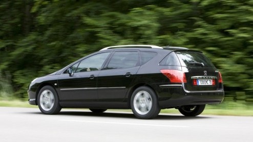 Peugeot zegt de 3.0 V6 benzine en 2.7 HDiF diesel in de 407 vaarwel. Tenminste, voor de berline en SW. De nieuwe belastingregels stuwen de prijzen van deze smaakmakers teveel op.