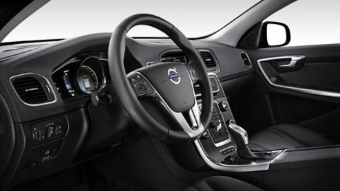 Dit jaar gaan de eerste exemplaren van de Volvo V60 (D6) plug-in Hybrid in ons land de weg op. Een Zweeds exemplaar trok deze week alvast de aandacht in Amsterdam door filmmateriaal op te nemen. Camer