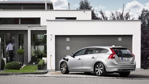 Dit jaar gaan de eerste exemplaren van de Volvo V60 (D6) plug-in Hybrid in ons land de weg op. Een Zweeds exemplaar trok deze week alvast de aandacht in Amsterdam door filmmateriaal op te nemen. Camer
