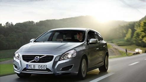 Dit jaar gaan de eerste exemplaren van de Volvo V60 (D6) plug-in Hybrid in ons land de weg op. Een Zweeds exemplaar trok deze week alvast de aandacht in Amsterdam door filmmateriaal op te nemen. Camer