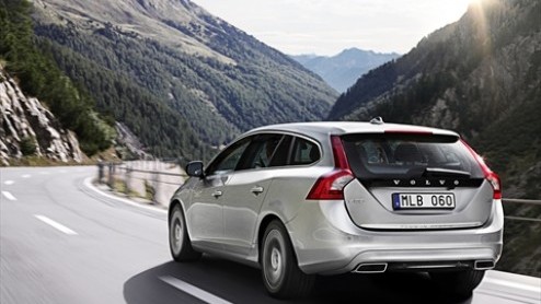 Dit jaar gaan de eerste exemplaren van de Volvo V60 (D6) plug-in Hybrid in ons land de weg op. Een Zweeds exemplaar trok deze week alvast de aandacht in Amsterdam door filmmateriaal op te nemen. Camer