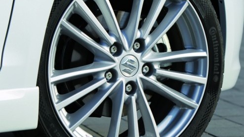 De nieuwe Suzuki Swift is inmiddels geen onbekende meer op de Nederlandse wegen. En ding had hij voor de sportievelingen nog wel nodig; een beetje pit. De Japanners houden de traditie in ere en hebbe