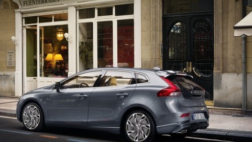 Volvo heeft alle prijzen van de nieuwe V40 bekendgemaakt. De dealer doet zaken vanaf 25.995 euro voor zowel de diesel- als benzine instapper. Voor de eerste beslissers is er een Intro Line met tal van
