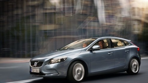Volvo heeft alle prijzen van de nieuwe V40 bekendgemaakt. De dealer doet zaken vanaf 25.995 euro voor zowel de diesel- als benzine instapper. Voor de eerste beslissers is er een Intro Line met tal van