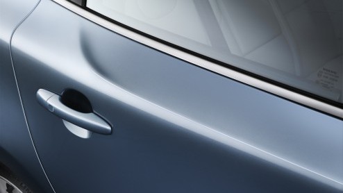 Volvo heeft alle prijzen van de nieuwe V40 bekendgemaakt. De dealer doet zaken vanaf 25.995 euro voor zowel de diesel- als benzine instapper. Voor de eerste beslissers is er een Intro Line met tal van