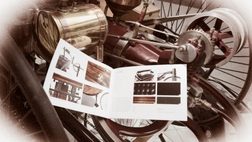 Geloof het of niet. De eerste auto ter wereld kijgt ruim 125 jaar na introductie eindelijk zijn officile brochure. Das Haus heeft zelfs besloten de Benz Patent Motorwagen weer in productie te nemen!