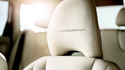 Volvo introduceert het Inscription-pakket op de XC60, waarmee een exclusieve touch voor met name het interieur aan te brengen is.