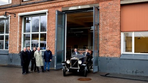 Volvo schrijft geschiedenis. Het is 85 jaar geleden dat de eerste Volvo - de OV4 - van de band rolde in Gteborg. Ter viering van het jubileum is het model symbolisch nog eens uit de fabriek gereden.