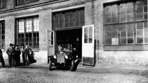 Volvo schrijft geschiedenis. Het is 85 jaar geleden dat de eerste Volvo - de OV4 - van de band rolde in Gteborg. Ter viering van het jubileum is het model symbolisch nog eens uit de fabriek gereden.
