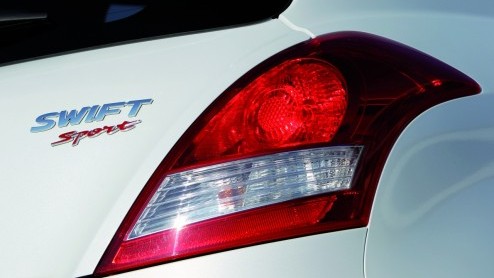 De nieuwe Suzuki Swift is inmiddels geen onbekende meer op de Nederlandse wegen. En ding had hij voor de sportievelingen nog wel nodig; een beetje pit. De Japanners houden de traditie in ere en hebbe