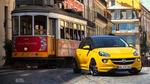 In Lissabon maken we momenteel kennis met de nieuwe Opel Adam. Hoe zijn de eerste kilometers bevallen? Vandaag alvast een eerste rij-indruk met wat extra details over de toekomst van Adam. Er zit nog 